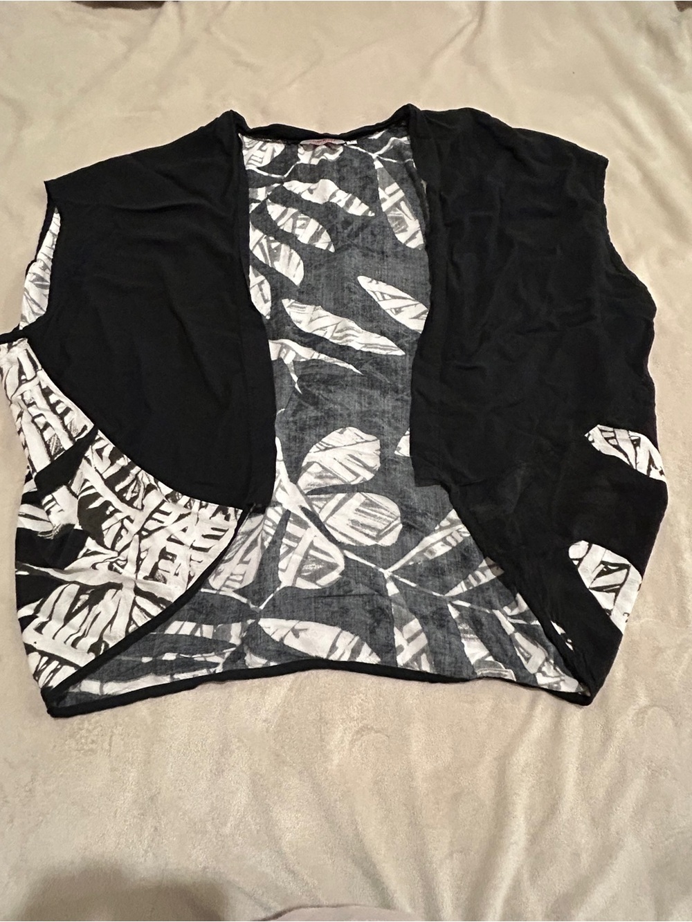 Vintage Jams World Black and White Leaf-Print Open Front Sweater